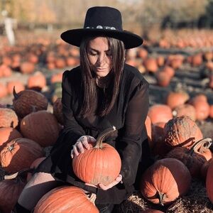 Meet your Posher, Evelyne